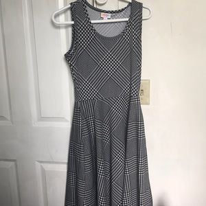 Women’s small black and white nicki